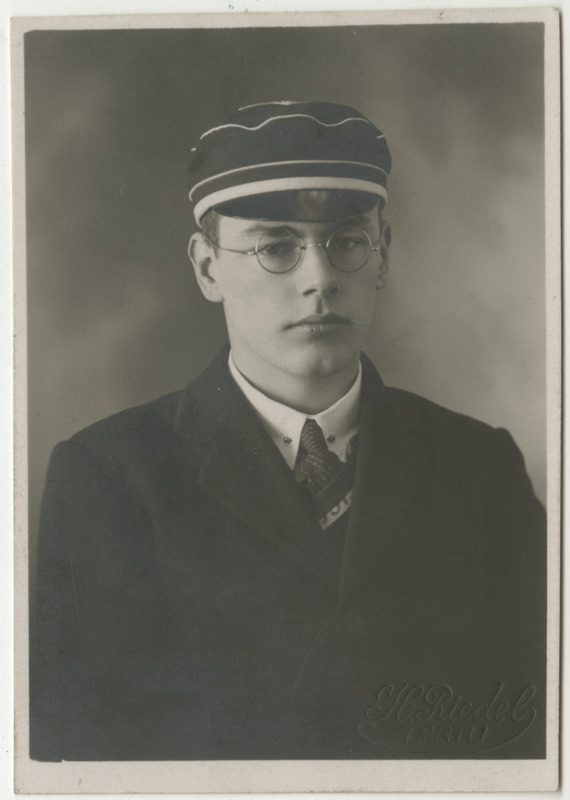 Usuteaduse Üliõpilaste Seltsi liige, portreefoto