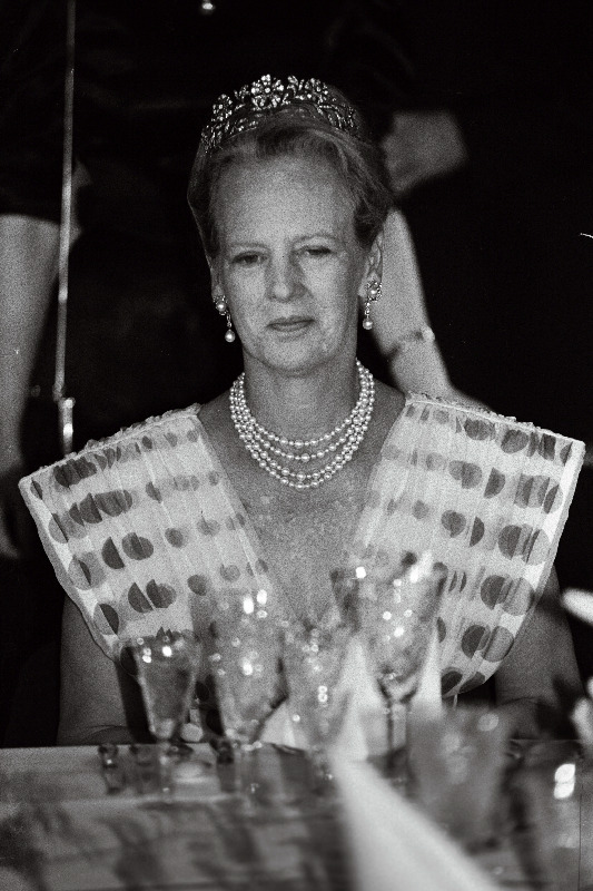 Taani kuninganna Margrethe II koos abikaasa prints Henrikuga Eestis. Margrethe II portree, istub restoranis Brigita.