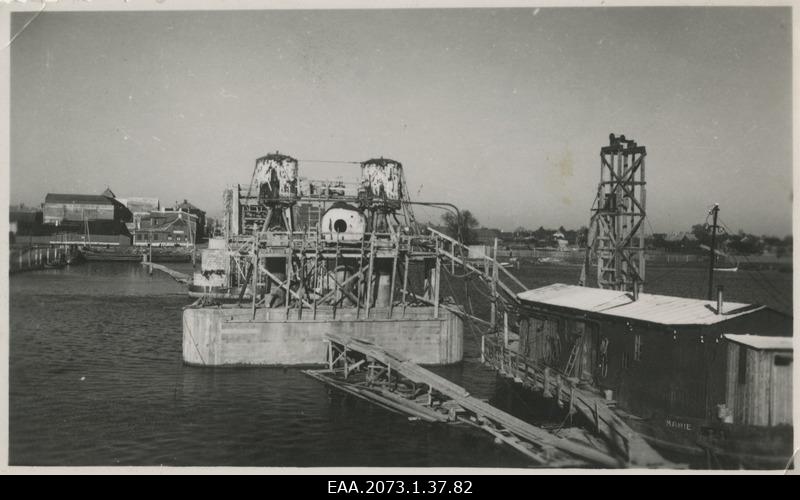 Pärnu Suursilla ehitus, paremal nurgas ujuv töökoda praamil Marie