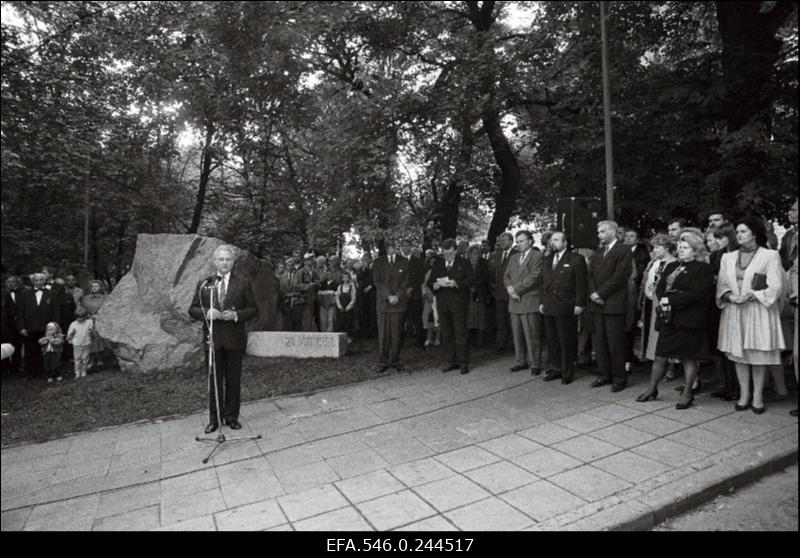 Pidulik mälestuskivi avamine 15.mail 1990.aastal Toompeal toimunud sündmuste meenutamiseks. Kõnega esineb Arnold Rüütel.