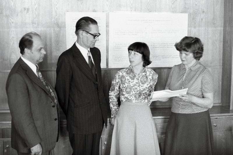 EKP Haapsalu Rajoonikomitee ideoloogiaaktiivi seminarnõupidamise vaheajal vestlevad (paremalt) H. Peterson Haapsalu Mehhaniseeritud Ehituskolonnist, M. Gergents "Lääne Kaluri" kolhoosist, H. Tint tootmiskoondisest "Vasar" ja H. Tõnisson Haapsalu Rajooni Tarbijate Kooperatiivist.