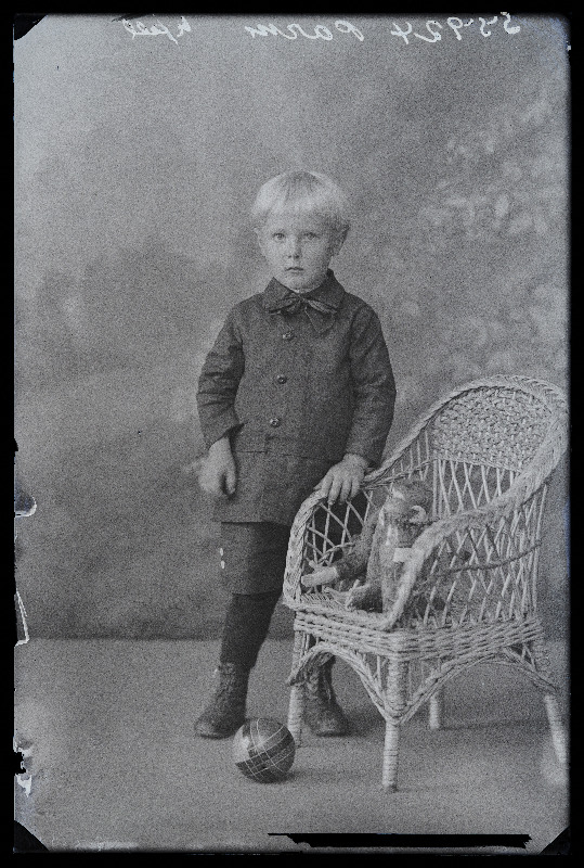 Poiss mänguasjadega, (foto tellija Parm).