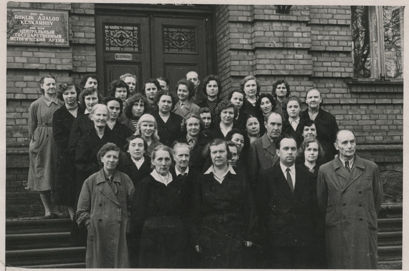 ENSV Riikliku Ajaloo Keskarhiivi töötajate grupifoto arhiivi trepil