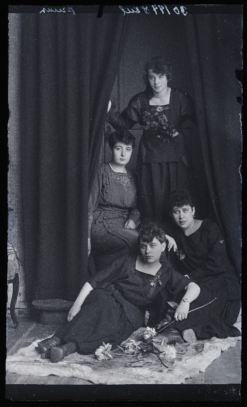 Grupp naisi, (foto tellija Skul [Skull]).