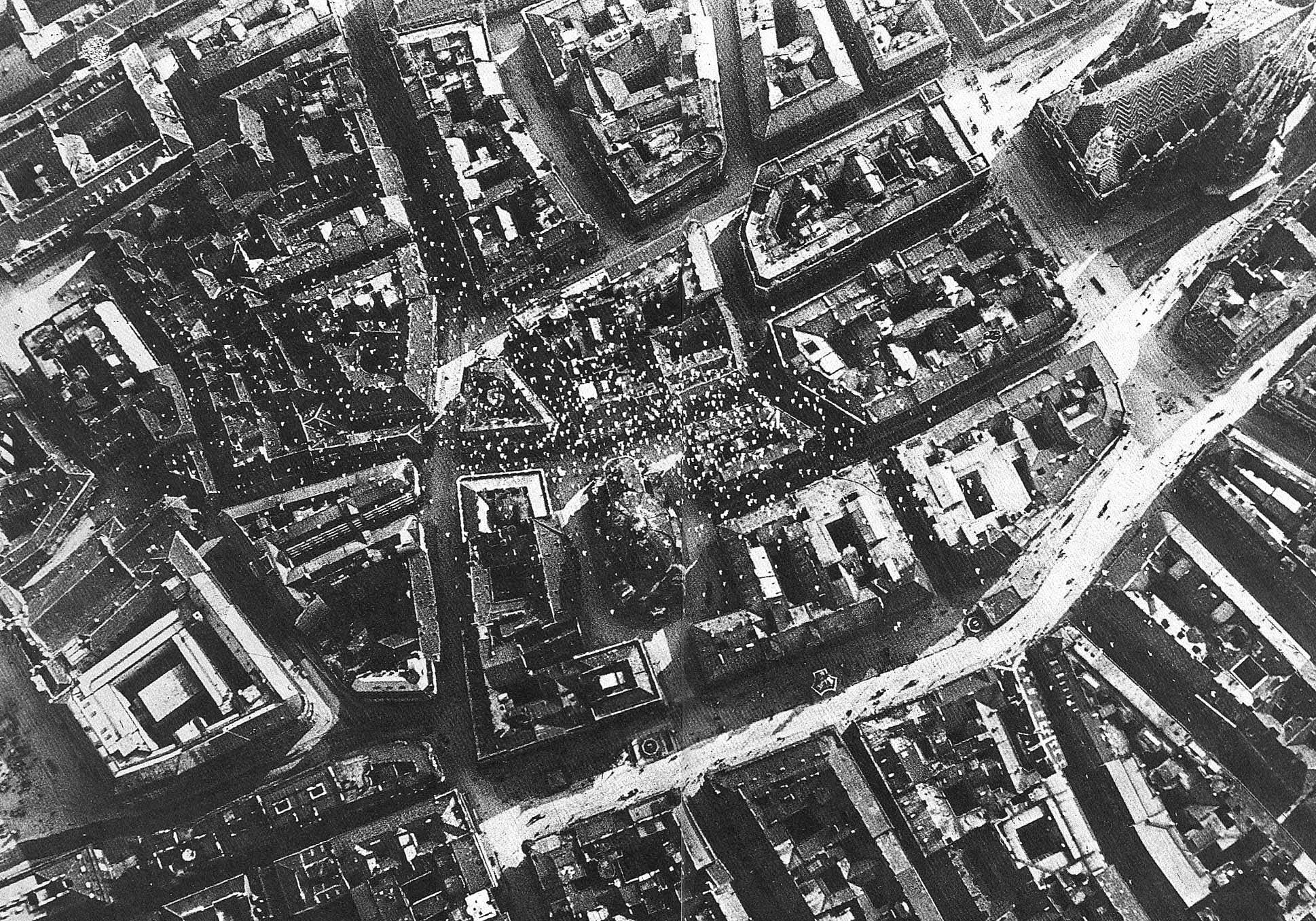 Manifesti su Vienna - Flight over Wien of the 1918 by Italian pilot Antonio Locatelli, discharging propaganda fliers.