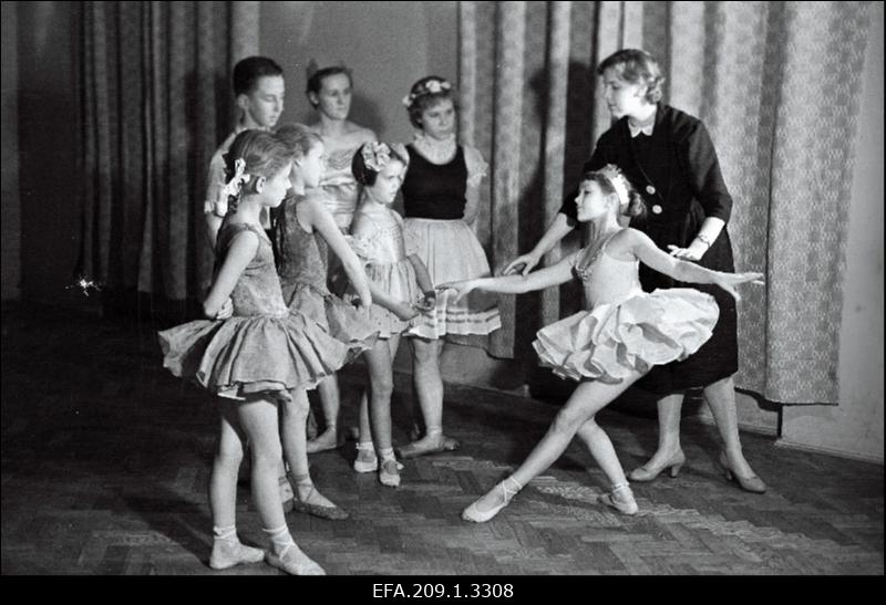 Pärnu I kultuurimaja noorte balletiringi liikmed tunnis.