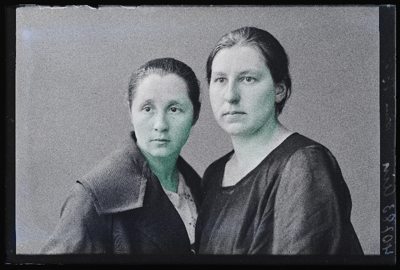 Kaks naist, (foto tellija Ain, Karksi-Nuia Majanduse Ühisus).