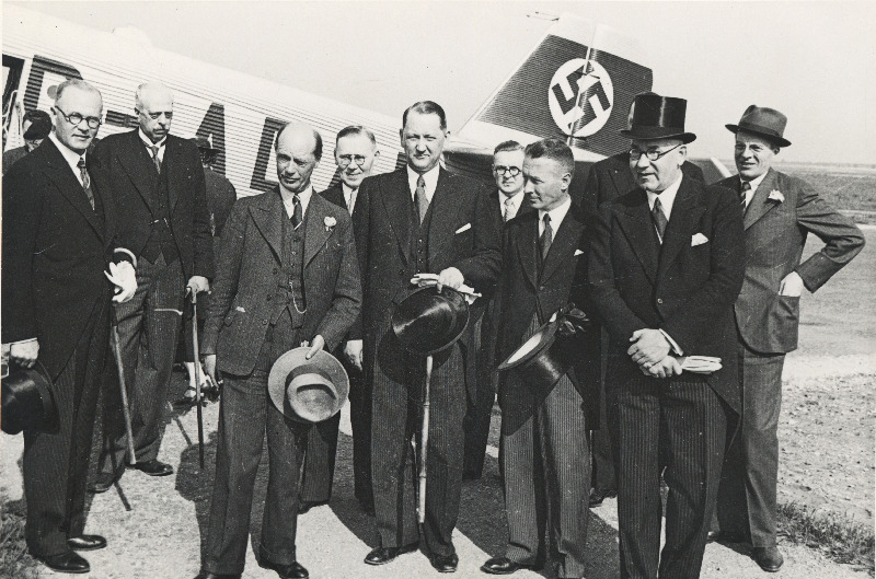 Rootsi välisminister R. Sandler koos vastuvõtjatega Ülemiste lennujaamas. Vasakult: Eesti saadik Stokholmis H. Laretei, Rootsi minister Tallinnas parun Koskull, R. Sandler, Eesti välisministri abi A. Rei, sotsiaalminister O. Kask, välisministeeriumi sekretär Zirkel, Leedu saadik B. Dailide, Läti saadik Tallinnas E. Krievinš, Rootsi välisministri sekretär.