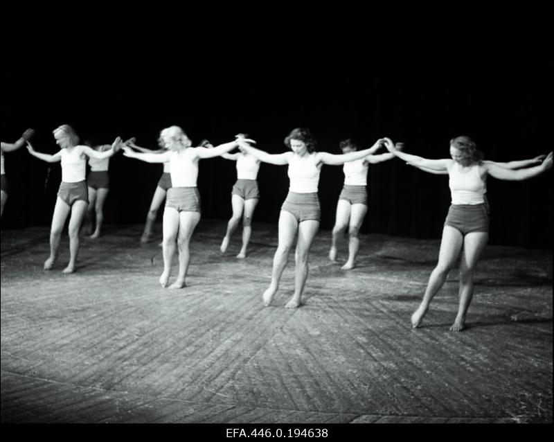 [Võimlemispedagoogi Ernst Idla] naisvõimlejate rühm harjutamas.