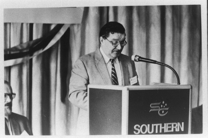 ESTO ´88 päevade raames toimunud V ülemaailmsel Eesti Rahvuskongressil Melbournes esineb sõnavõtuga sir Arvi Parbo Austraaliast.