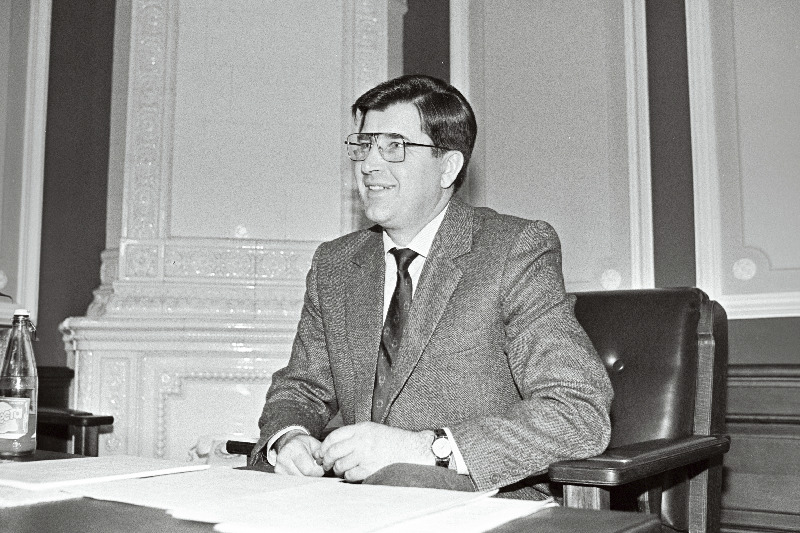 A. Gorbunovs laua taga, naerab.