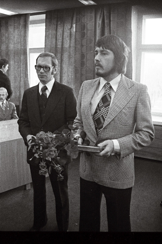 ELKNÜ kunstipreemia laureaadid skulptor Ants Mölder ja arhitekt Rein Luup komsomoli 58. sünnipäeva tähistamiseks toimunud vabariigi komsomoliaktiivi pidulikul vastuvõtul ELKNÜ Keskkomitees.