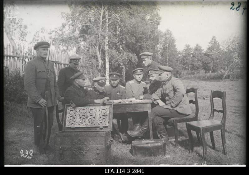 Vabadussõda. 6.Jalaväepolgu kassa revisjon Kunitšina Gora külas. Istuvad vasakult: 1. laekahoidja sõjaväeametniku asetäitja Pärtel Kirschfeldt (Kirschfelt), 2. majandusülem leitnant Karl Soo, [3. kuulipildujate roodu nooremohvitser Mart Haber (Kaerma), 4. 12.roodu vanemohvitser leitnant Aleksander Nimrich, 5. allohvitser Mihkel Martson, 6. kortermeister sõjaväeametnik Karl Lossmann].