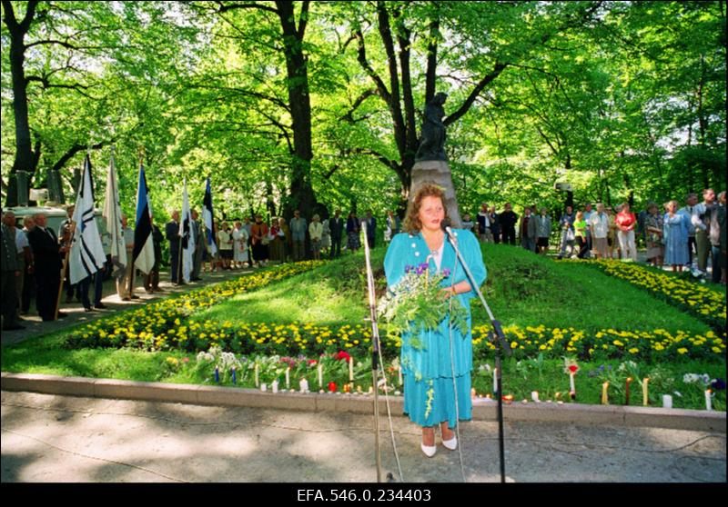 Eesti Memento Liidu korraldatud küüditamisohvrite mälestamine Linda kuju juures Tallinnas. Kõneleb kodutütarde juht Anne Eenpalu.