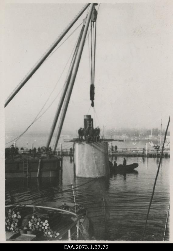 Pärnu Suursilla ehitus, ehitajad püüdmas esimest kessooni P5 madalikult kraanade ja puksiiride abil lahti saada ning ettenähtud kohta paigutada