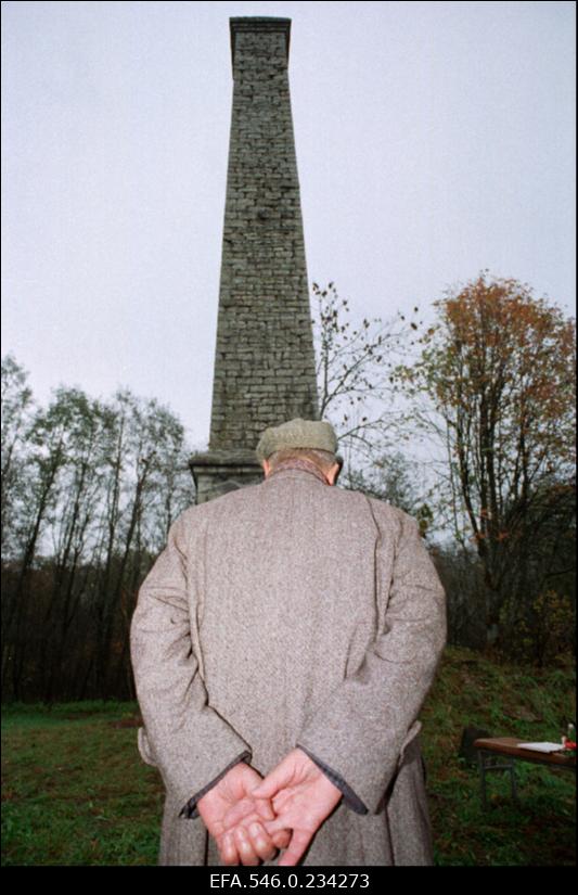 Mälestustahvli avamine Pallaslase Valdemar Väli mälestuseks (sünd.1909) Läänemaal Kullamaa vallas endisest tööstushoonest ainsana tänapäeva jõudnud paekivikorstnale. Kohal on ka kunstnik ise.