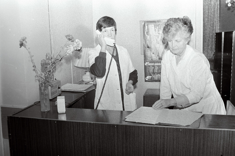 Haapsalu Keskhaigla sünnitusmaja ämmaemandad  Malle Reimann  ja Vaike Prikk.