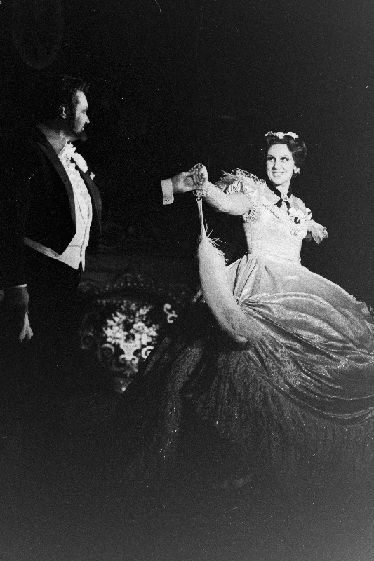 Stseen G. Verdi ooperist "Traviata" RAT "Estonias". Osades Margarita Voites ja Ivo Kuusk.