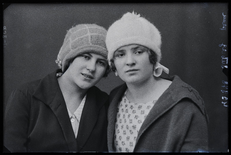 Kaks naist, (foto tellija Siiberg).