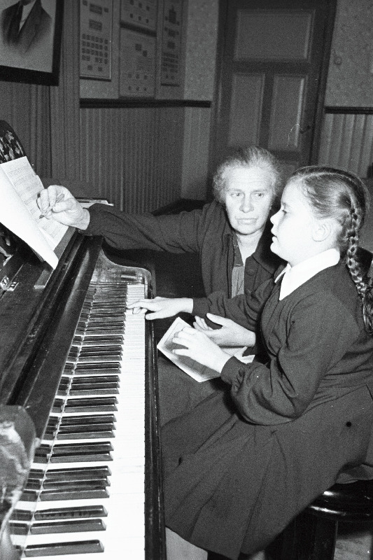 Võru Muusikakooli õppejõud J. Kubarovskaja tunnis.