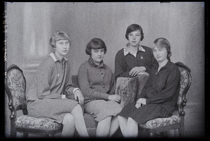Grupp naisi, (foto tellija von Bock).