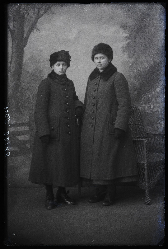 Kaks naist, (foto tellija Vare).
