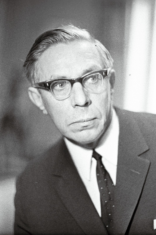 Smuul, Juhan (1922-1971) Eesti NSV rahvakirjanik Lenini preemia laureaat