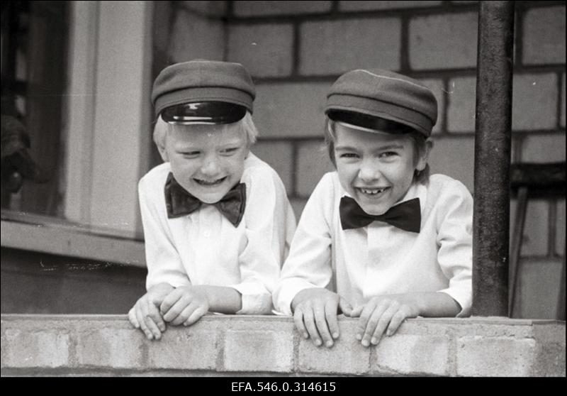 1.september! Kaksikud poisid kikilipsude ja vormimütsidega - arvatavasti 1. klassi õpilased.