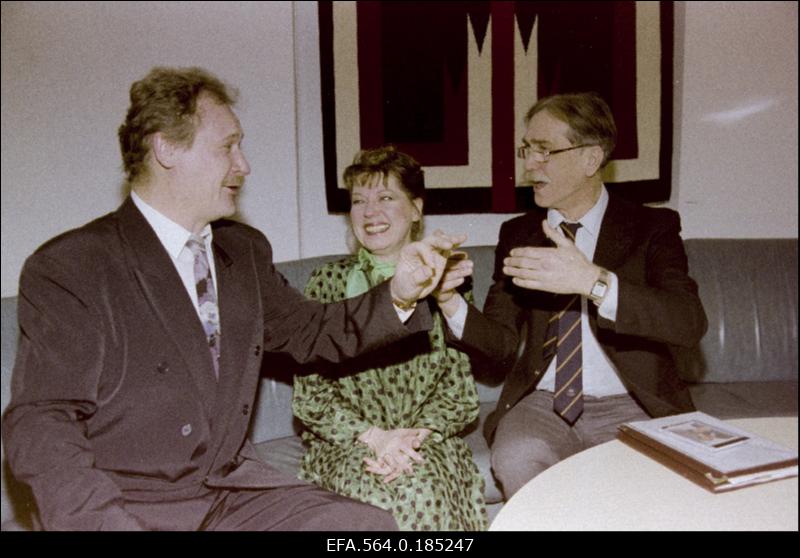 Lauljad Väino Puura (vasakult ), Sirje Puura ja lavastaja Ago-Endrik Kerge Estonia Talveaias.