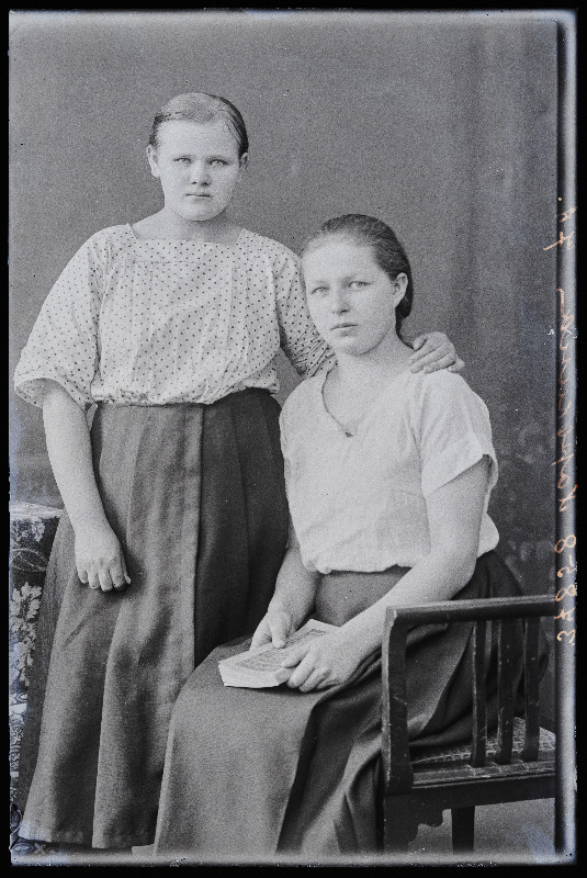 Kaks naist, (foto tellija Harkin [Harkina]).