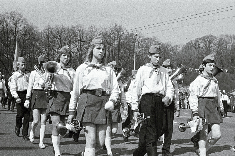 Pioneerid fašismi üle saavutatud võidu 30.aastapäeva tähistamise rongkäigus.