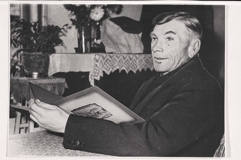 Tammsaar, Daniel - Oktoobrirevolutsoonist osavõtja.