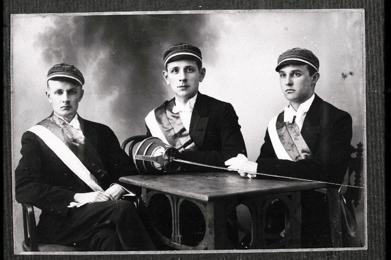 Korporatsiooni „Fraternitas Estica“  eestseisus I semestril 1931. aastal, (vasakult) Juhkental, A. Siil, Tõldsepp.