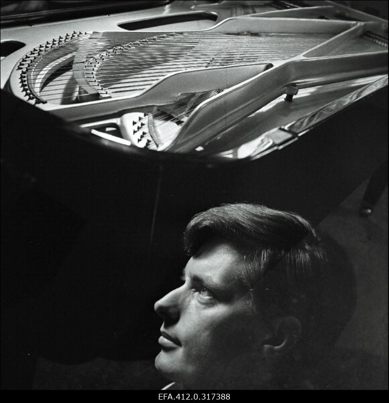 Arbo Valdma Klaverivabrikus.