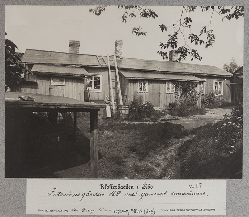 Luostarinmäki; sarjasta Klosterbacken i Åbo nro 17; tontin 169 sisäpiha ja vanha asukas