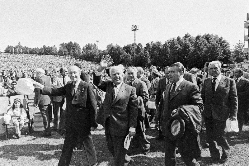 NLKP Keskkomitee Poliitbüroo liikmekandidaat, NSV Liidu Ülemnõukogu Presiidiumi esimehe esimene asetäitja V. Kuznetsov (esiplaanil vasakul), EKP Keskkomitee esimene sekretär K. Vaino Eesti NSV 40. aastapäevale pühendatud üldlaulupeole Lauluväljakul saabumas.