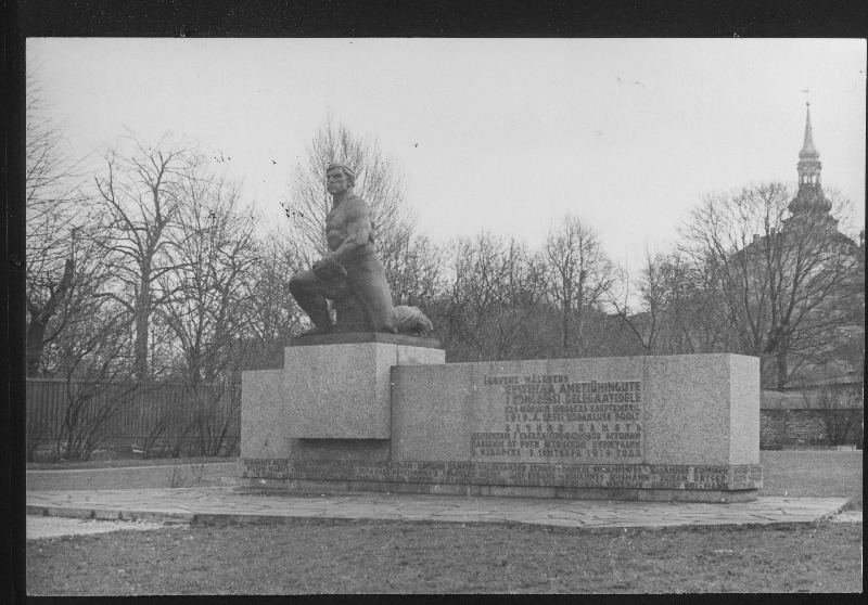 Monument Eestimaa Ametiühingute I kongressi delegaatidele (autor A. Kaasik)
