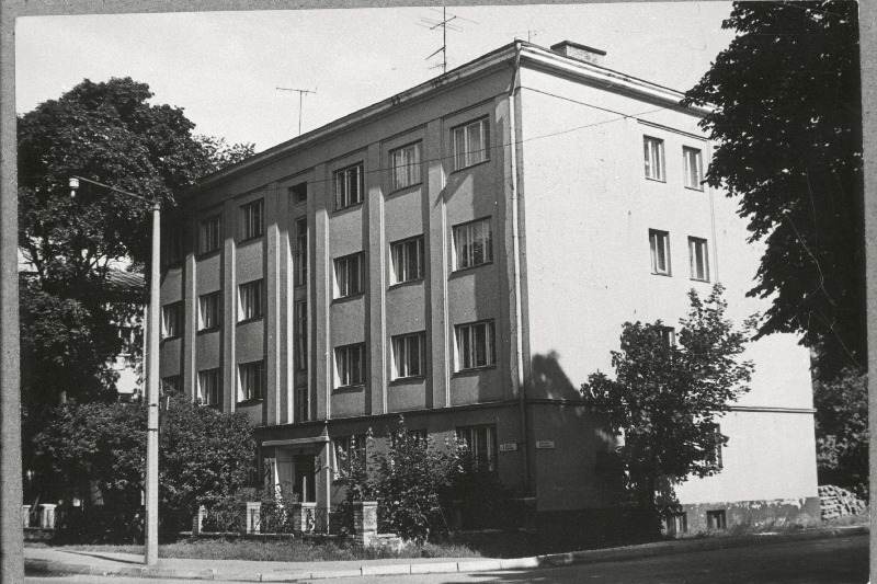 Näitleja Betty Kuuskemaa elukoht Leineri tänav 10. 1940.a. võttis hoone oma valdusse Punalipulise Balti Laevastiku vastuluure osakond.