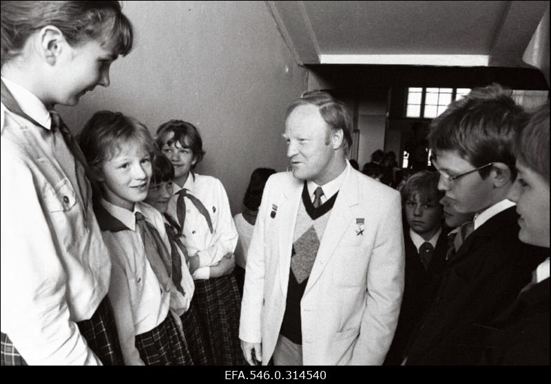 Nõukogude katselenduri Enn Kaarma memoriaali Tallinna 10. Keskkoolis külastavad Enn Kaarma kunagised kolleegid - katselendurid ja üks kosmonaut.