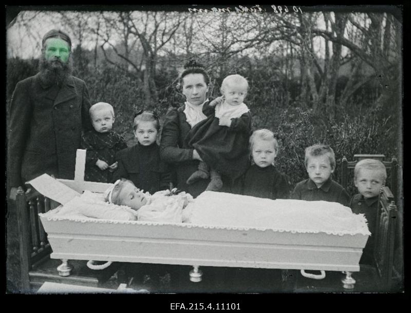 Perekond Auksmann lapse kirstu juures.