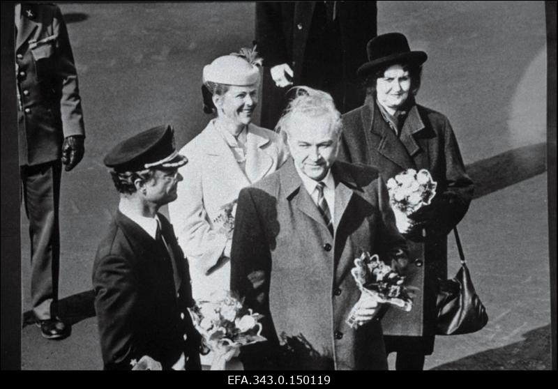 Eestisse külaskäigule saabunud Rootsi kuningat Carl XVI Gustafit ja kuninganna Silviat võtavad vastu Linnahalli sadamakail Eesti Vabariigi Ülemnõukogu esimees Arnold Rüütel (paremal) ja Ingrid Rüütel (tema taga).
