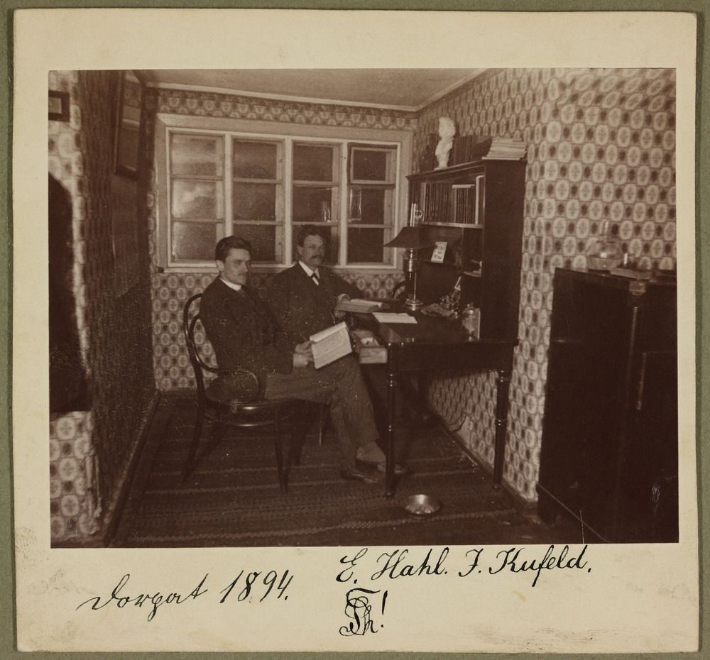 Usuteaduse Üliõpilaste Seltsi liikmed Immanuel Hahl ja Johann Kufeld kirjutuslaua taga