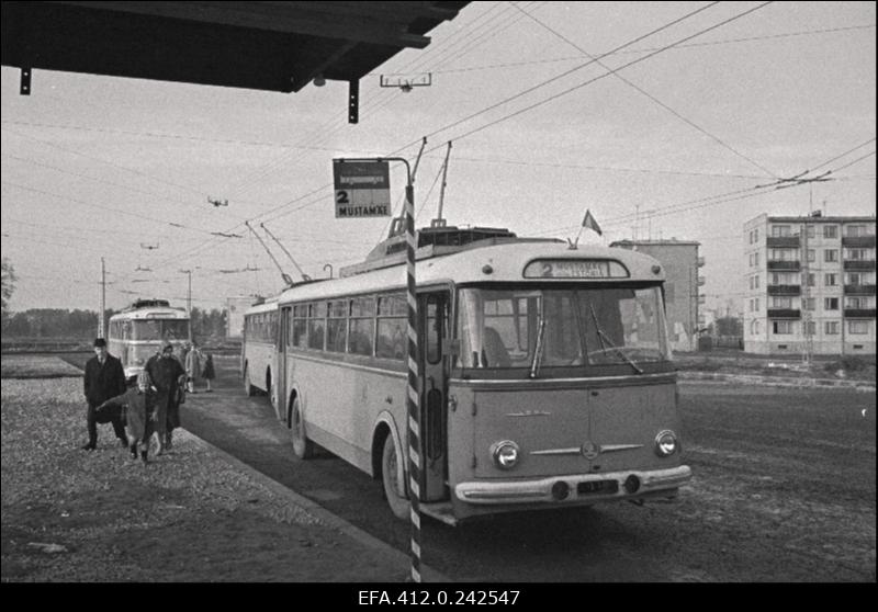 Uue trollibussiliini Mustamäe-Estonia trollibuss nr 2 Mustamäel.