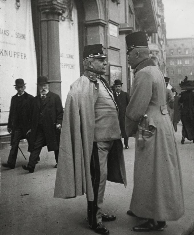 Emil Mayer 065 - Zwei Offiziere (links ein Oberst der Jäger) vor dem Haas-Haus in Wien