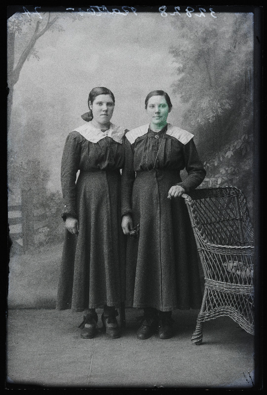 Kaks naist, (foto tellija Ratas).