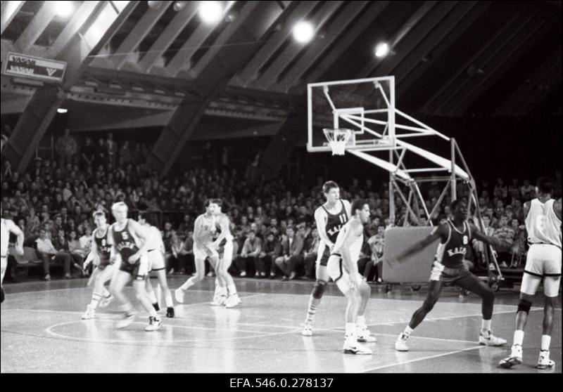 Kalevi korvpallimeeskond mängimas Kalevi spordihallis