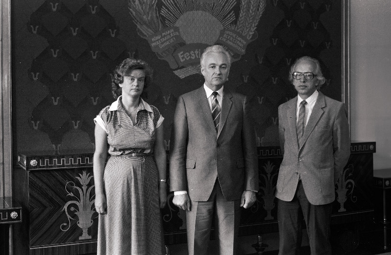 Eesti NSV riikliku autasu saanud ajakirja Noorus peatoimetaja Linda Järve ja ajakirja Täheke vanemtoimetaja Jaan Rannap koos Eesti NSV Ülemnõukogu Presiidiumi esimehe Arnold Rüütliga.