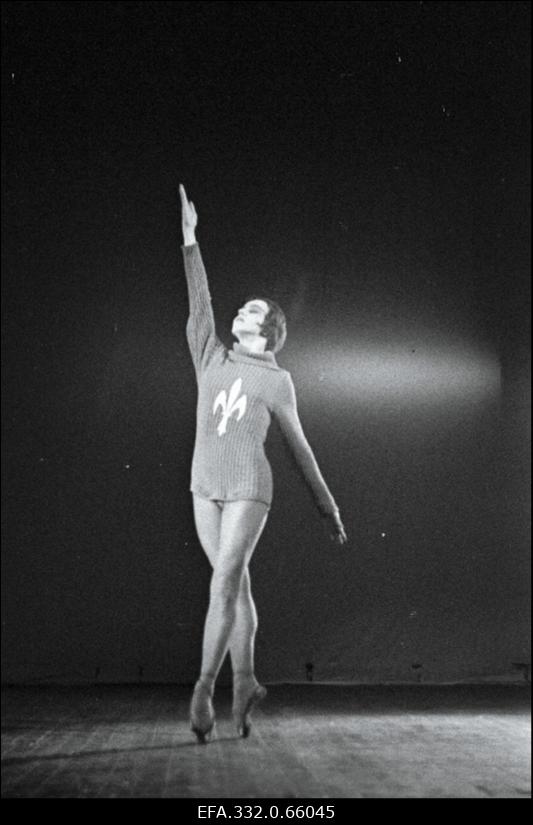 Riikliku Teatri Vanemuine balletisolist Maie Maasik Jeanne d´Arci osas N. Peio balletis „Orleans´i neitsi“.