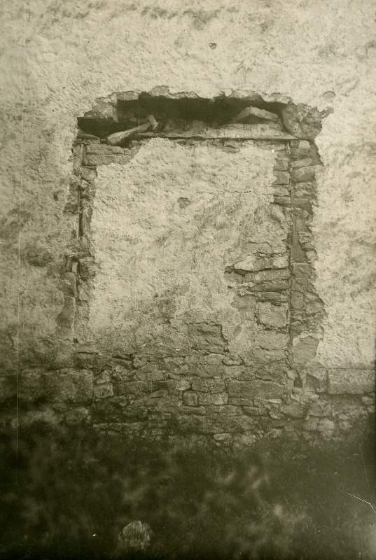 Pöide kiriku kinnimüüritud uks.