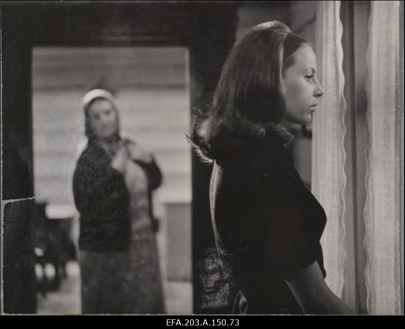 Gerlinda Koppelman Saale osas filmistuudio Tallinnfilm mängufilmis Tütarlaps mustas.